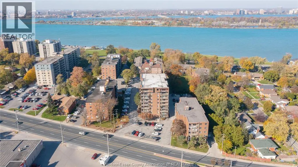 3936 WYANDOTTE Unit# 301