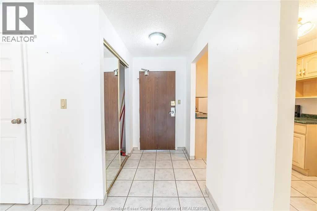 3936 WYANDOTTE Unit# 301