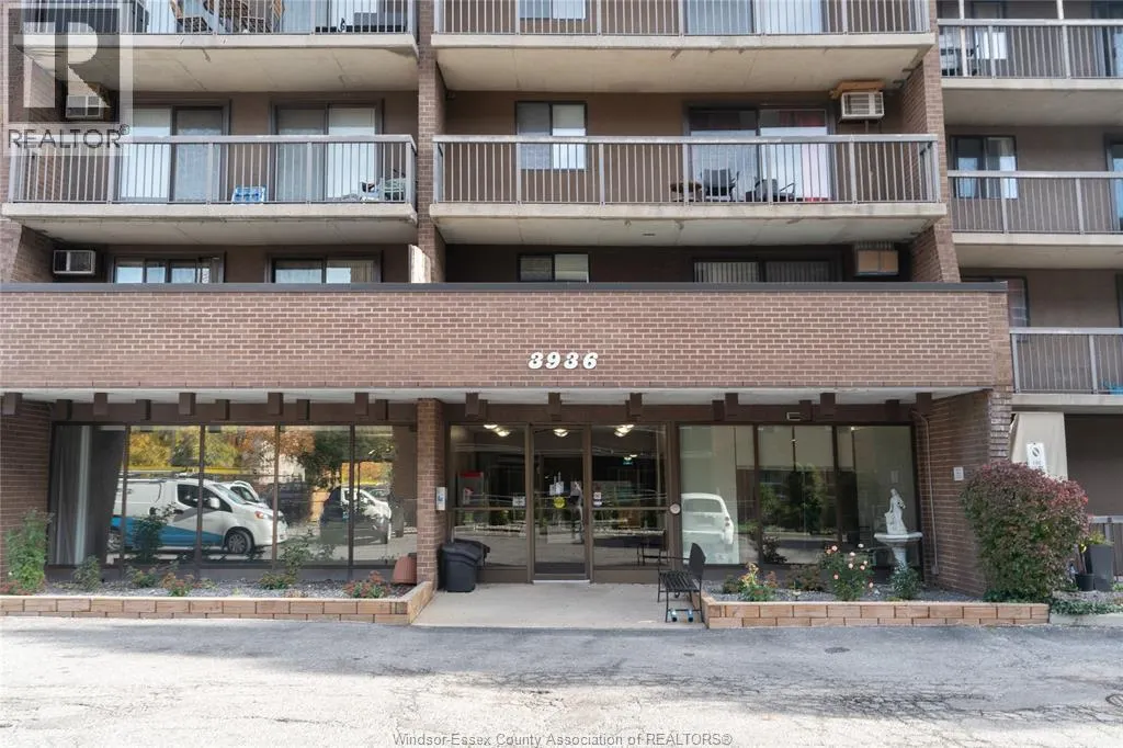 3936 WYANDOTTE Unit# 301