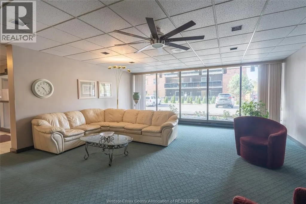 3936 WYANDOTTE Unit# 301