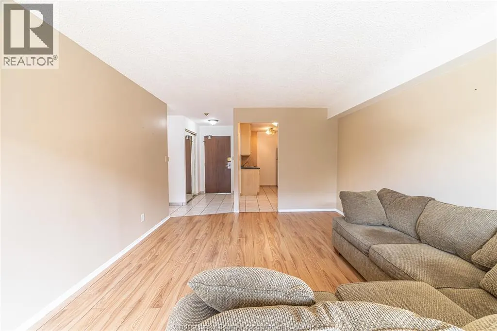 3936 WYANDOTTE Unit# 301