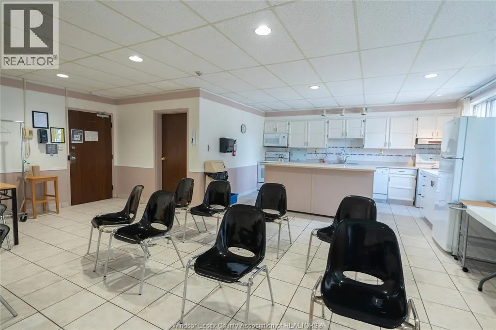 3936 WYANDOTTE Unit# 301