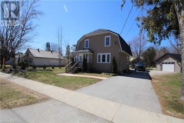 110 MAIN Street, Lions Head
