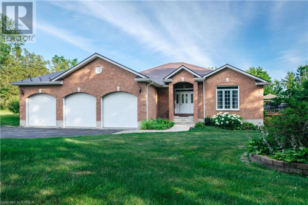 3945 MIDDLE WOODLAND Drive, Inverary