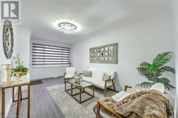 1632 CHURCHILL Avenue, London