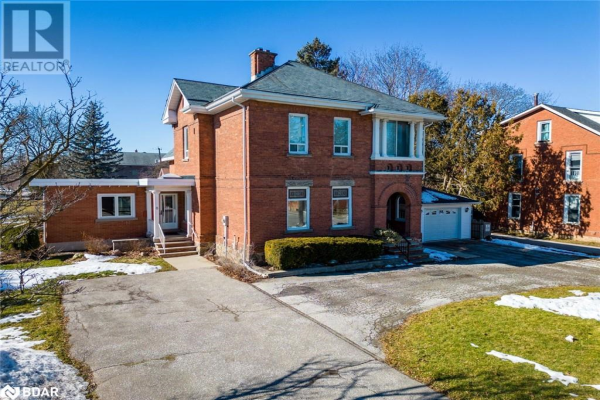 8 CENTRE Street N, Beeton