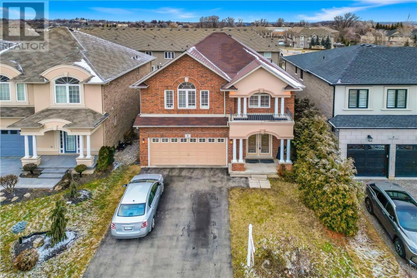 8 CHAMBERS Drive, Ancaster