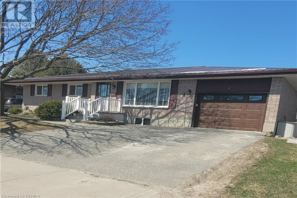 8 WILSON Avenue, Lindsay