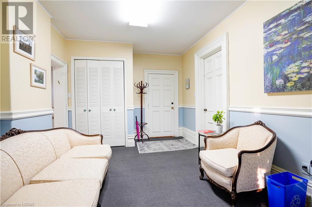 536 QUEENS Avenue