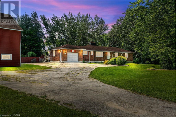 5113 LAKESHORE Road, Plympton-Wyoming