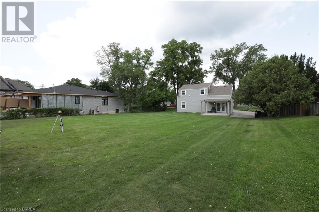 92B DUNDAS Street W