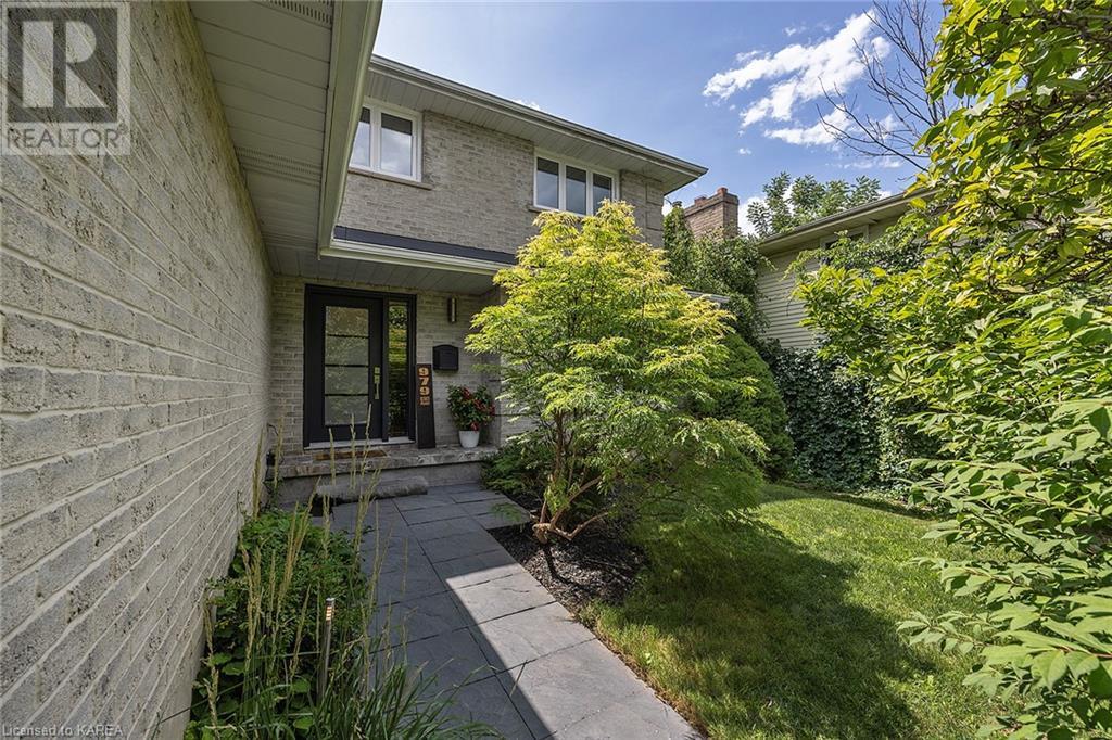 979 WESTMINSTER Place