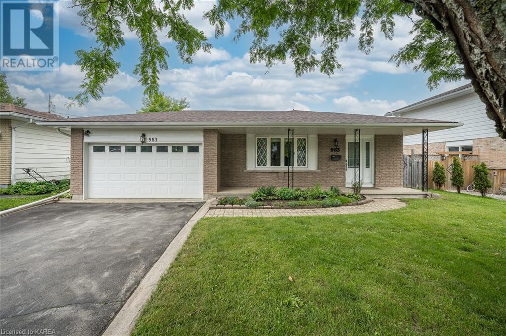 983 MAYFAIR Crescent