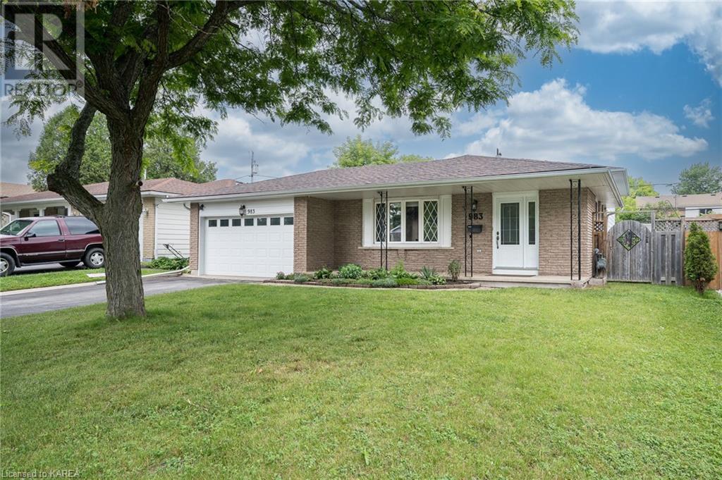 983 MAYFAIR Crescent