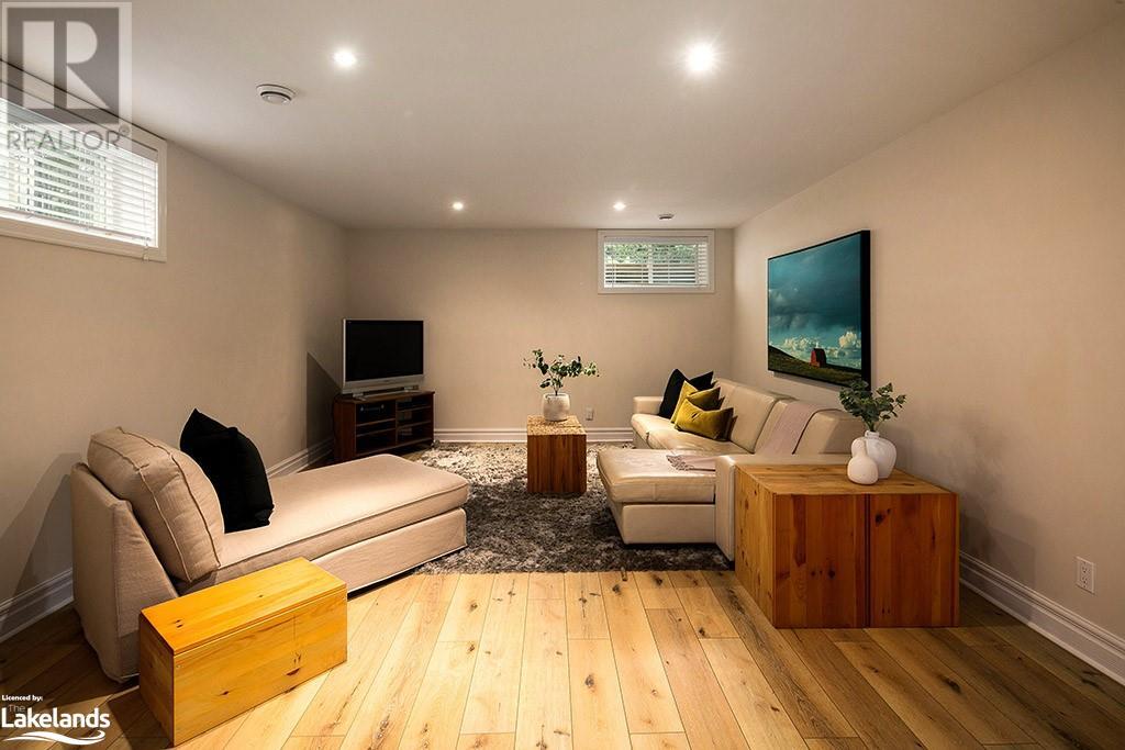 5 RIVERBANK Court