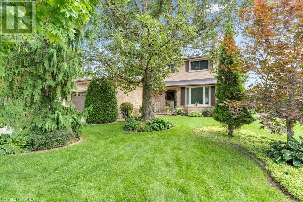 918 EDINBOROUGH Crescent