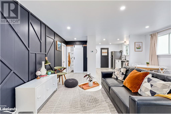 9782 BEACHWOOD Road, Collingwood