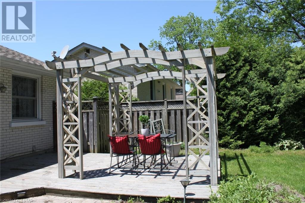 1520 GLENORA Drive
