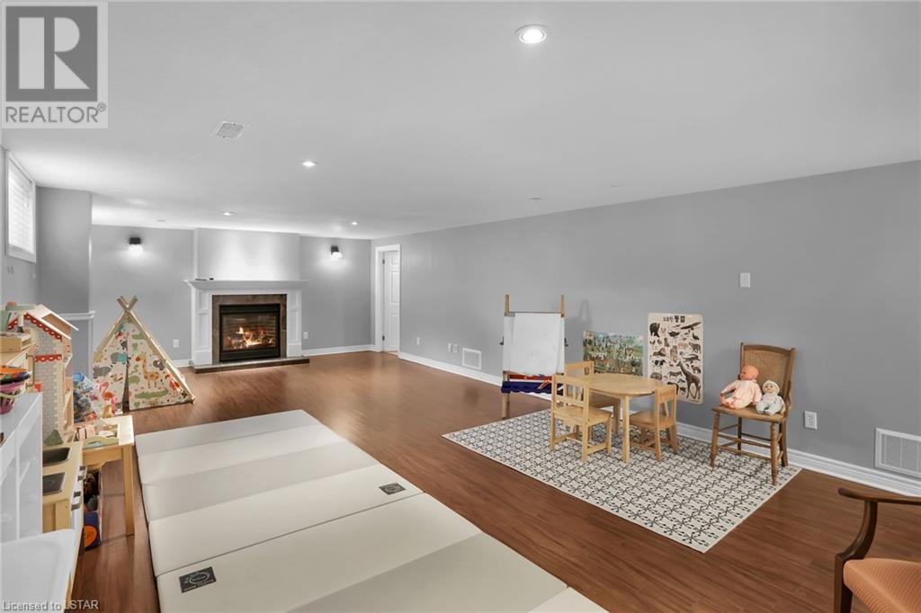1520 GLENORA Drive