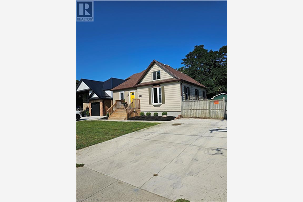 11 CARROLL Street, Strathroy