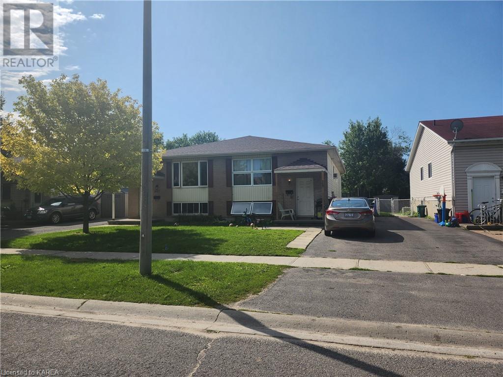909 UXBRIDGE Crescent