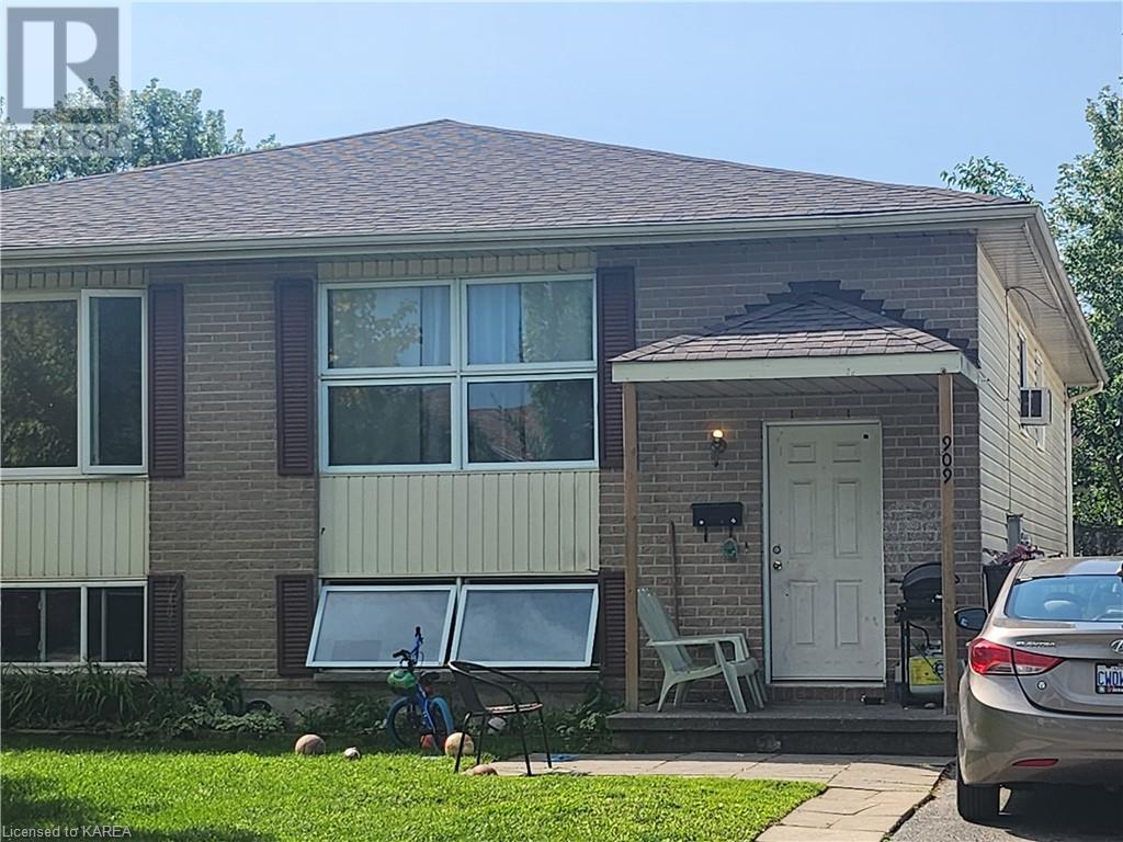 909 UXBRIDGE Crescent