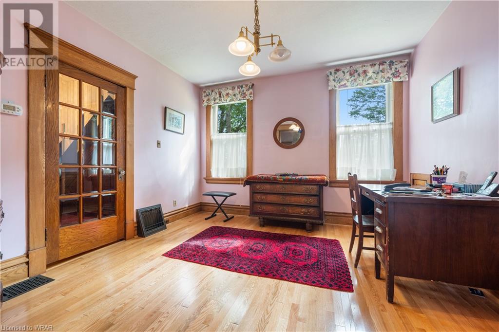 135 ELGIN Street N