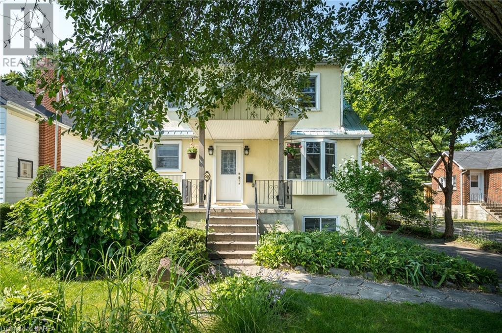 68 MOWAT Avenue