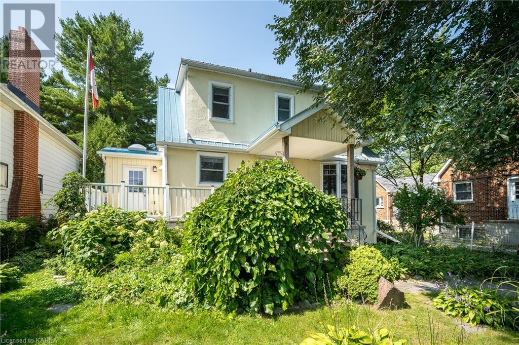 68 MOWAT Avenue
