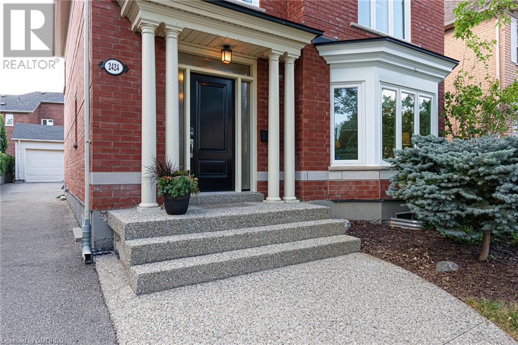 2424 CAPILANO Crescent