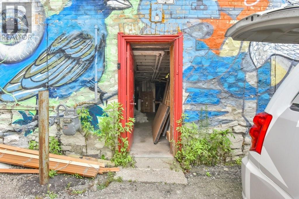 11 QUEEN Street E
