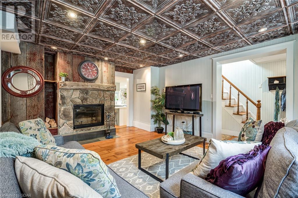 40 DUNDAS Street