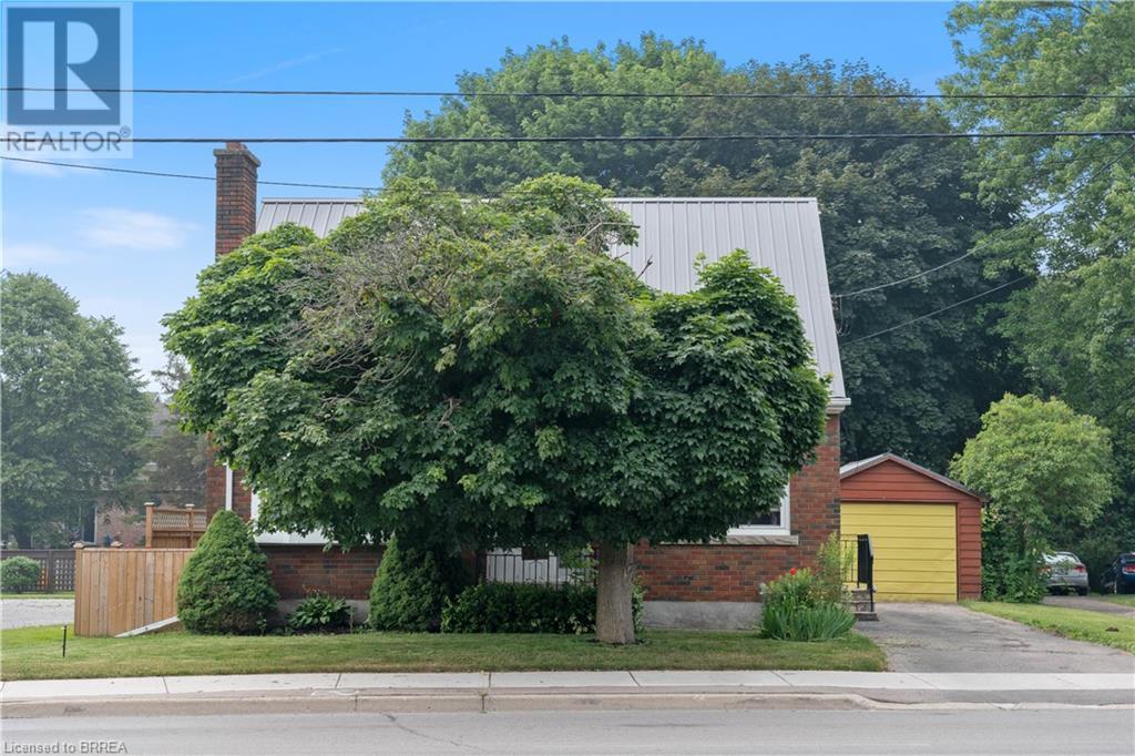 240 QUEENSWAY W