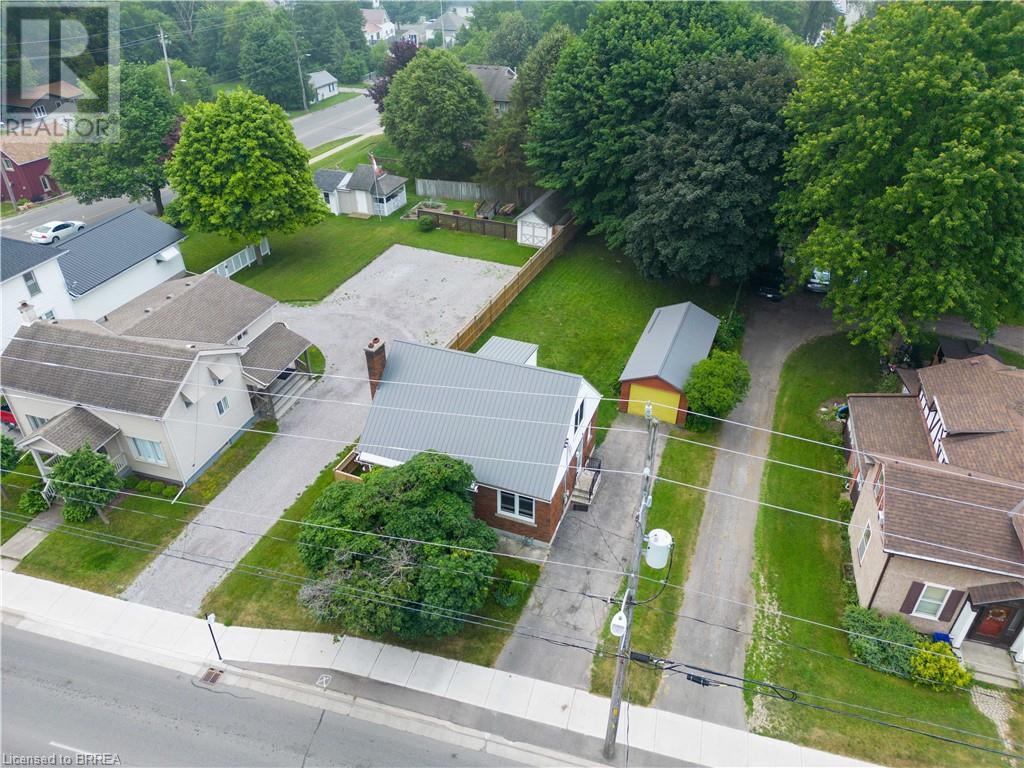 240 QUEENSWAY W