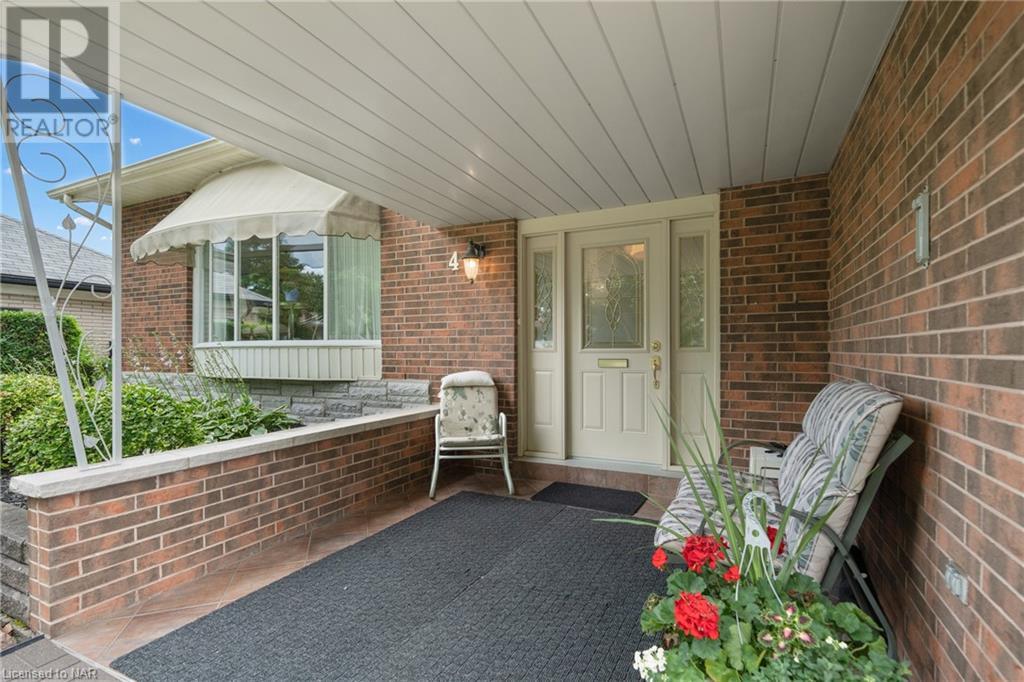 4 ROYAL OAK Drive