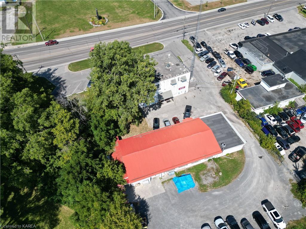 495 DUNDAS Street W