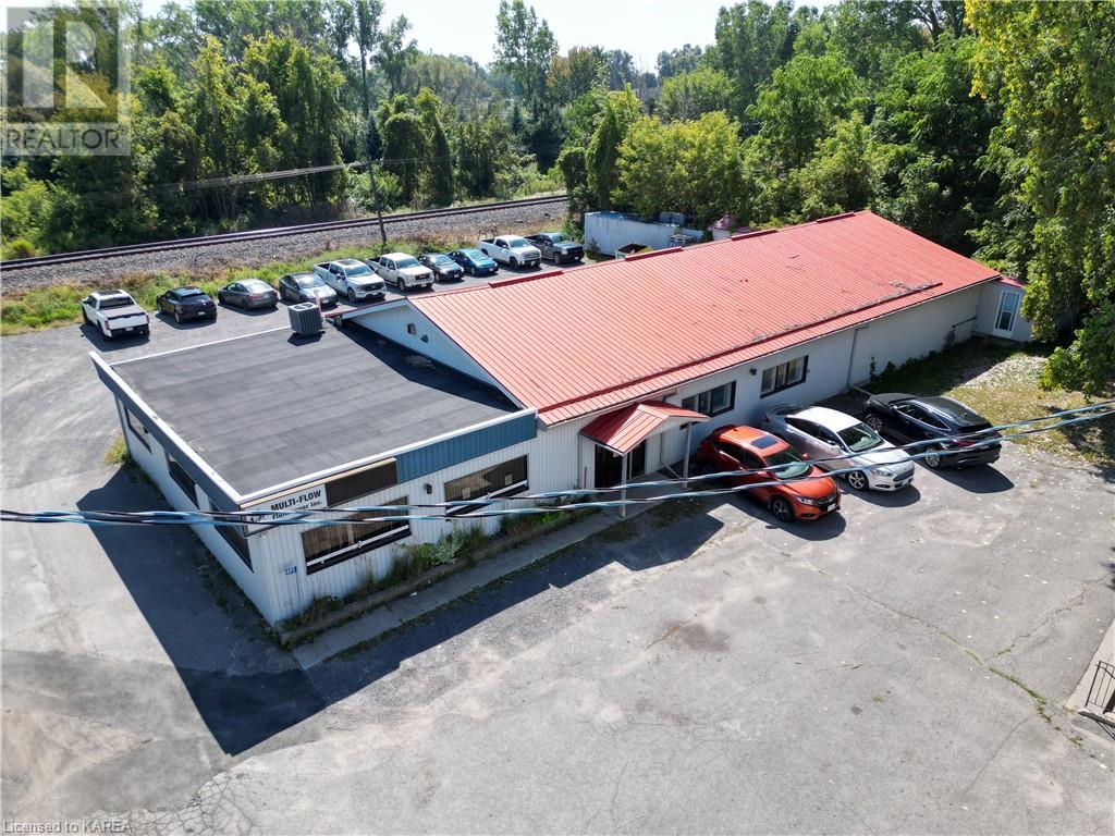 495 DUNDAS Street W