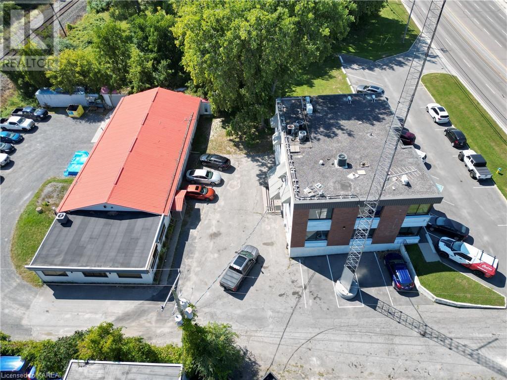 495 DUNDAS Street W