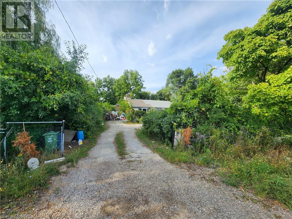 561 DUNDAS Street E