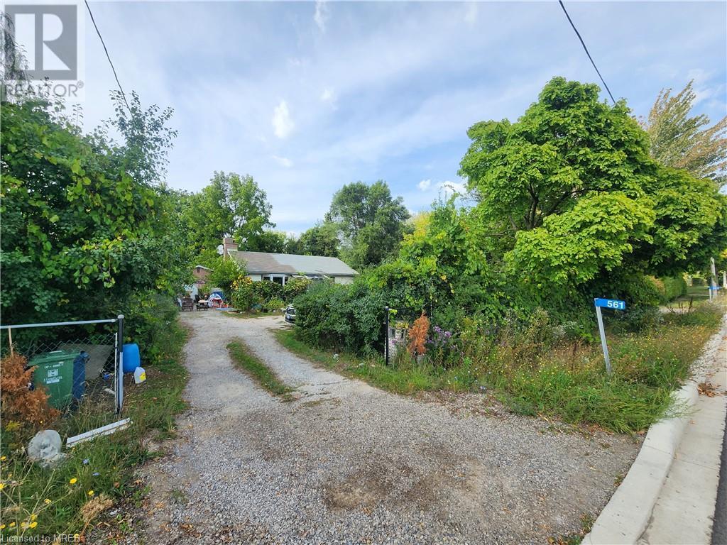 561 DUNDAS Street E