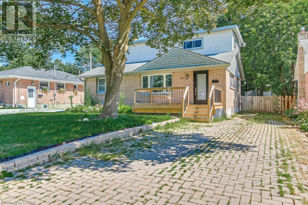 60 THORNCREST Crescent
