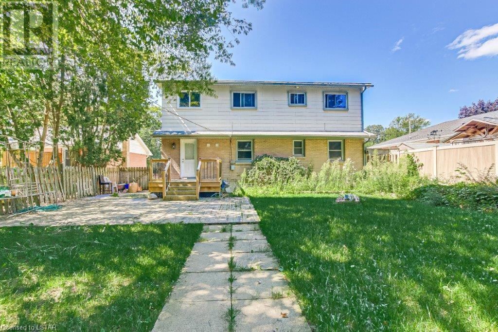 60 THORNCREST Crescent