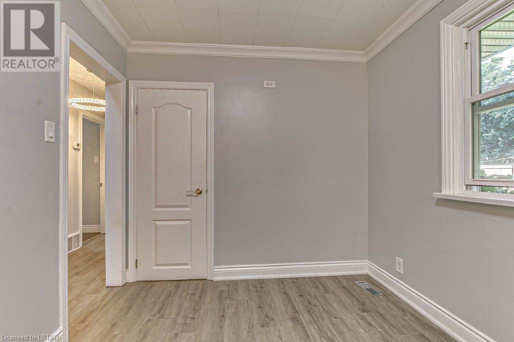 60 THORNCREST Crescent