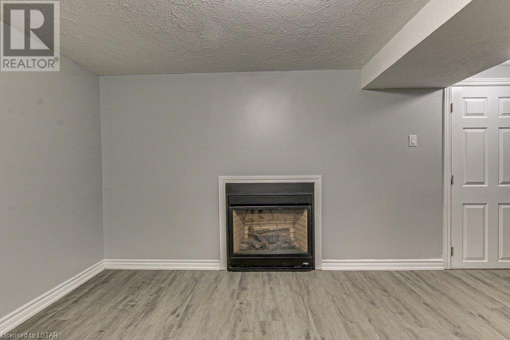 60 THORNCREST Crescent