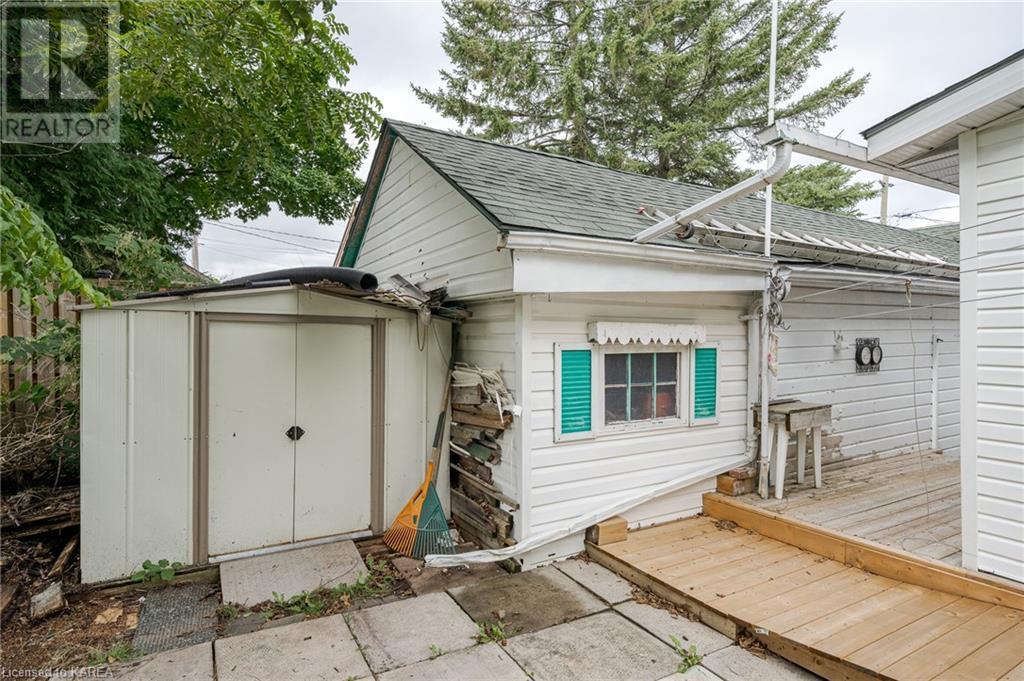 248 THOMAS Street W