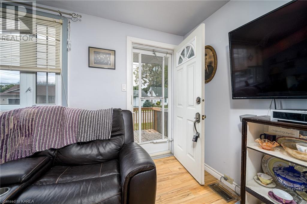 248 THOMAS Street W