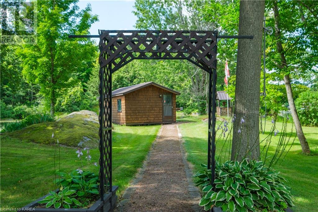 851 RIDEAUWOOD Lane