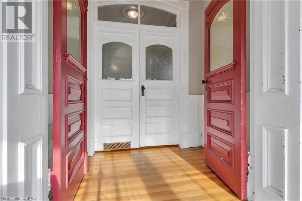231 DUNDAS Street W