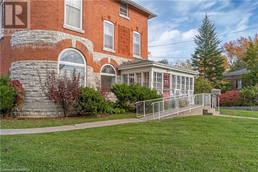 231 DUNDAS Street W
