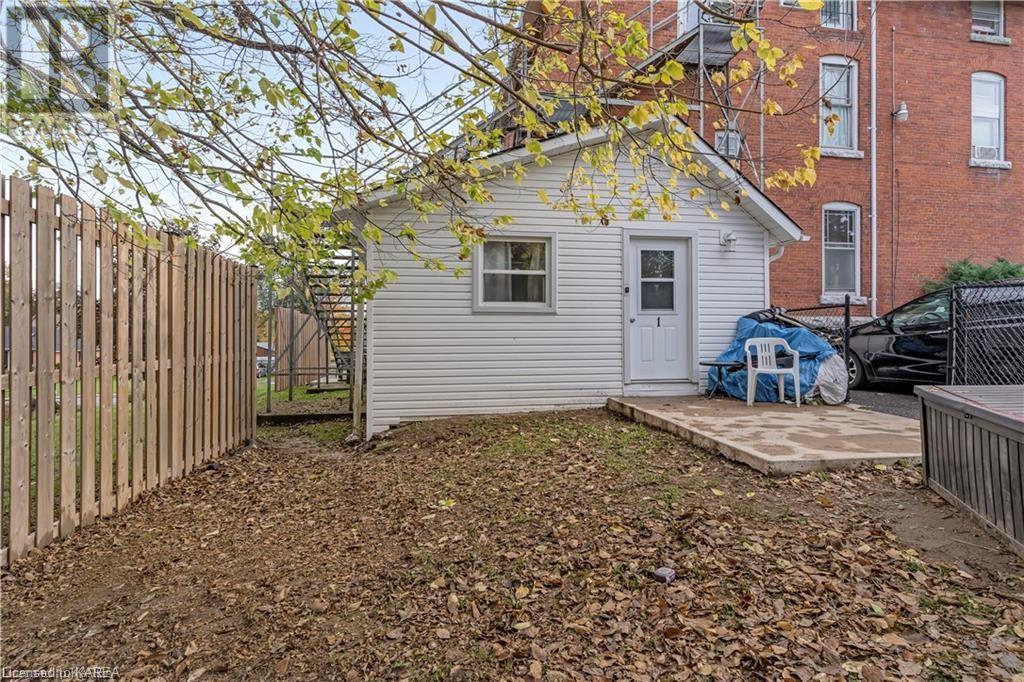 231 DUNDAS Street W